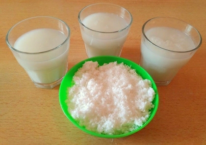 Množství nápoje, které bylo připraveno namočením jedné skleničky strouhaného kokosu a tří skleniček vody, včetně zbylé drtě.