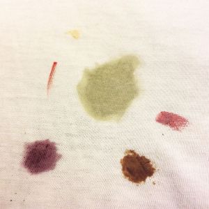 Znečištěné bavlněné prádlo - skvrny od čokolády, borůvkové šťávy, rtěnky, olivového oleje, fixu a zašlá skvrna od kečupu