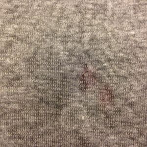 Barevné jemné prádlo znečištěné bežným nošením a borůvkovou šťávou