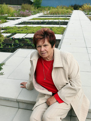 Jarmila Podhorná ve firemní zahradě