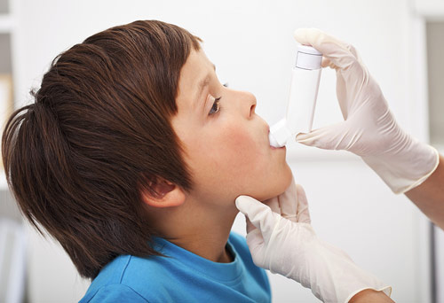 Léky na astma se nejčastěji vdechují z ručního sprejového dávkovače, což ale nejmenší děti nedokážou